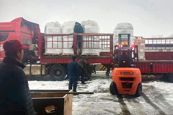 2月12日，物资采供部彬州分部在大雪中卸车，保障物资供应(副图）.jpg