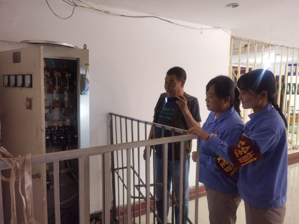 6月19日，公司女工协管员对单身楼配电间进行安全用电检查.jpg