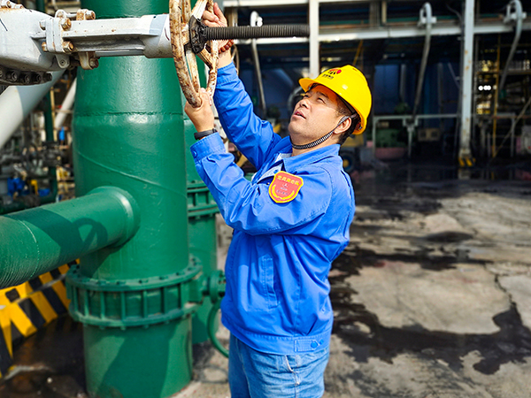 10月15日，王红民在气化装置区，配合检修工作.jpg