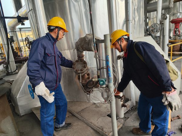 11月15日，计控电仪部李胜忠和胡含朗正在检查气化炉流量变送器的伴热保温情况.jpg